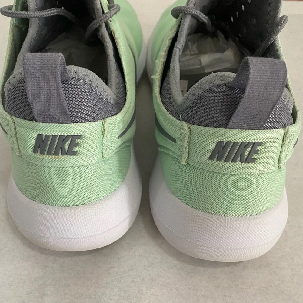 Nike Roshe Two Athletic Size 8 Green Gray Women's Sneaker Excellent Condition